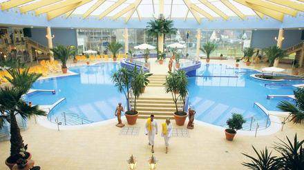 Lichtdurchflutet. So leer wie auf dem Werbefoto ist es nicht in der Therme. Doch selbst an Wochenenden finden die meisten Gäste ihre Ruheliege. 700 sind aufgestellt.