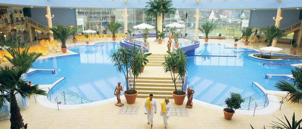 Lichtdurchflutet. So leer wie auf dem Werbefoto ist es nicht in der Therme. Doch selbst an Wochenenden finden die meisten Gäste ihre Ruheliege. 700 sind aufgestellt.