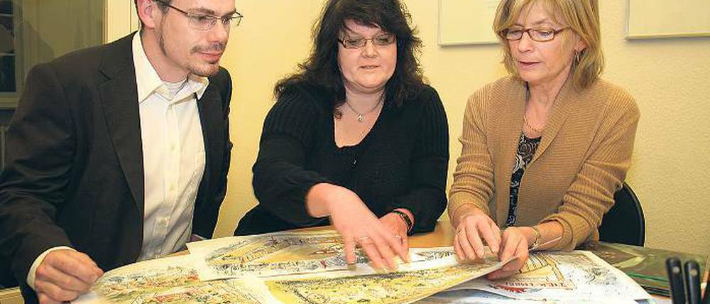 Bild aus besseren Zeiten: Jochen Becker von der Treberhilfe Brandenburg, Claudia Hollm von der Tiertafel Deutschland und Sozialdezernentin Elona Müller stellten vor drei Monaten ihre Tierheim-Pläne vor. Inzwischen steht die Treberhilfe stark unter Beschuss.
