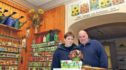 Beate und Wolfgang Liebenow werden ihre Samenhandlung voraussichtlich Ende Mai schließen. Eine 102-jährige Familientradition geht damit zu Ende. Die Kasse hatte Urgroßvater Fritz 1908 schon zur Geschäftseröffnung.