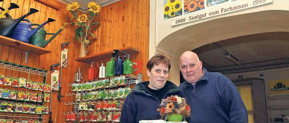 Beate und Wolfgang Liebenow werden ihre Samenhandlung voraussichtlich Ende Mai schließen. Eine 102-jährige Familientradition geht damit zu Ende. Die Kasse hatte Urgroßvater Fritz 1908 schon zur Geschäftseröffnung.