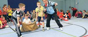 Machs mit, machs nach, machs besser: Fernsehlegende Gerhard Adi Adolph war bei der Eröffnung der frischsanierten Glindower Turnhalle dabei.