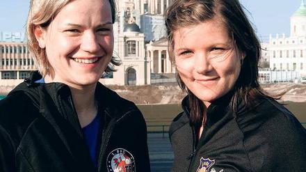 Wollen mit ihren Mannschaften möglichst ins Champions-League-Endspiel. Turbine-Kapitän Jennifer Zietz (links) und Røas Spielführerin Siri Nordby (rechts) gestern Nachmittag in Potsdams Zentrum.