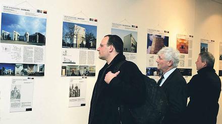 Ausstellung. Wie sehen die neuen Synagogen in Deutschland aus? Eine Ausstellung zeigt die Bauwerke in anderen Städten. Ud Joffe (li.), israelischer Dirigent, kritisiert den geplanten Neubau der Synagoge in Potsdam als zu wenig jüdisch. Bei der Präsentation gab es Proteste gegen den Synagogen-Entwurf.