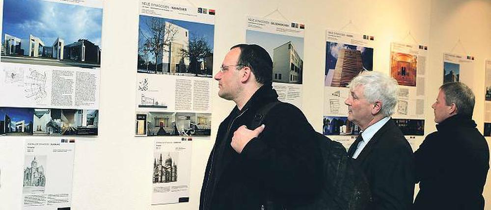 Ausstellung. Wie sehen die neuen Synagogen in Deutschland aus? Eine Ausstellung zeigt die Bauwerke in anderen Städten. Ud Joffe (li.), israelischer Dirigent, kritisiert den geplanten Neubau der Synagoge in Potsdam als zu wenig jüdisch. Bei der Präsentation gab es Proteste gegen den Synagogen-Entwurf.
