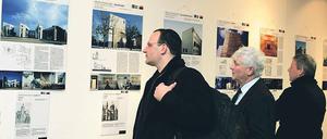 Ausstellung. Wie sehen die neuen Synagogen in Deutschland aus? Eine Ausstellung zeigt die Bauwerke in anderen Städten. Ud Joffe (li.), israelischer Dirigent, kritisiert den geplanten Neubau der Synagoge in Potsdam als zu wenig jüdisch. Bei der Präsentation gab es Proteste gegen den Synagogen-Entwurf.