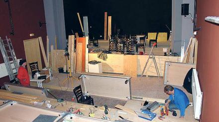 Die Bühne im Volkshaus verspricht ein kultureller Leuchtturm zu werden. Während die Bauarbeiten schon weit vorangeschritten sind, muss Regisseur Siegfried Patzer noch mit seiner Schauspieltruppe am Premierenstück Der Bockerer feilen.