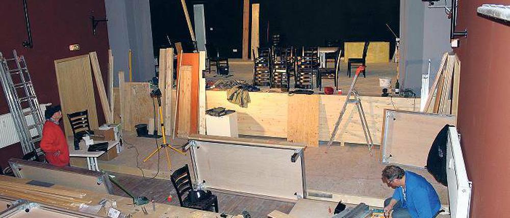 Die Bühne im Volkshaus verspricht ein kultureller Leuchtturm zu werden. Während die Bauarbeiten schon weit vorangeschritten sind, muss Regisseur Siegfried Patzer noch mit seiner Schauspieltruppe am Premierenstück Der Bockerer feilen.