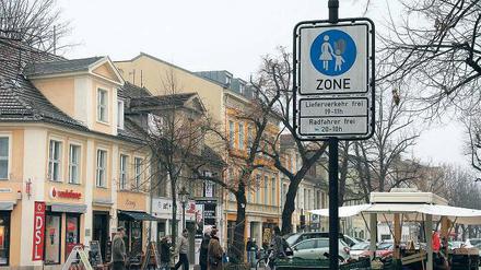 Lieferverkehr frei von 19 bis 11 Uhr steht auf den Verkehrsschildern an der Fußgängerzone Brandenburger Straße. Potsdams Kulturbeigeordnete sagt, dass auch Privatleute in dieser Zeit zum Be- und Entladen in der Brandenburger halten dürfen.