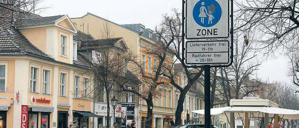 Lieferverkehr frei von 19 bis 11 Uhr steht auf den Verkehrsschildern an der Fußgängerzone Brandenburger Straße. Potsdams Kulturbeigeordnete sagt, dass auch Privatleute in dieser Zeit zum Be- und Entladen in der Brandenburger halten dürfen.