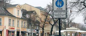 Lieferverkehr frei von 19 bis 11 Uhr steht auf den Verkehrsschildern an der Fußgängerzone Brandenburger Straße. Potsdams Kulturbeigeordnete sagt, dass auch Privatleute in dieser Zeit zum Be- und Entladen in der Brandenburger halten dürfen.