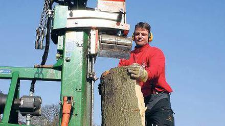 Gut Holz: Mit dieser Maschine können große Blöcke gespalten werden.