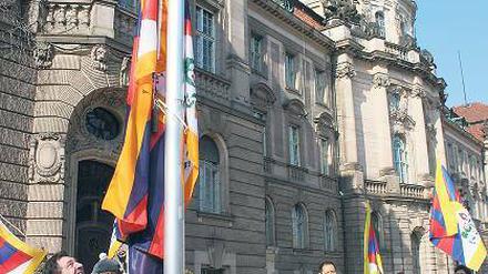 Free Tibet: Potsdams Oberbürgermeister Jann Jakobs (SPD) hisste gestern gemeinsam mit Exil-Tibetern die Flagge Tibets vor dem Rathaus.