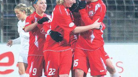Getroffen. Viola Odebrecht (rechts) und Stefanie Draws knuddeln hier Torschützin Nadine Keßler (verdeckt) nach derem 1:0; Jessica Wich (links) eilt ebenfalls herbei.
