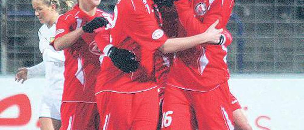 Getroffen. Viola Odebrecht (rechts) und Stefanie Draws knuddeln hier Torschützin Nadine Keßler (verdeckt) nach derem 1:0; Jessica Wich (links) eilt ebenfalls herbei.