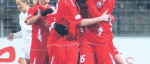 Getroffen. Viola Odebrecht (rechts) und Stefanie Draws knuddeln hier Torschützin Nadine Keßler (verdeckt) nach derem 1:0; Jessica Wich (links) eilt ebenfalls herbei.