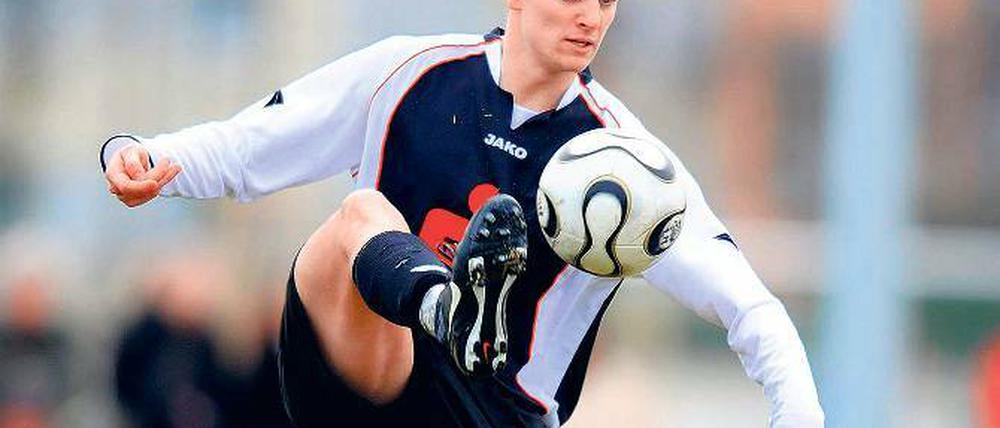Entscheidung in allerletzter Sekunde. Fortuna Babelsberg  hier Lars Fuhrmann  setzte sich mit 2:0 gegen Hennigsdorf durch.