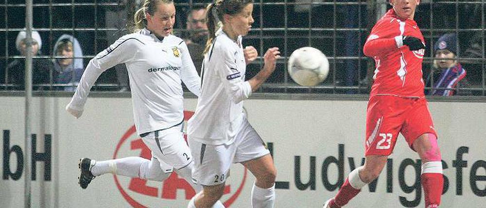 Doppelte Torschützin. Nadine Keßler hier verfolgt von Anne Vikre zeigte gestern im Karl-Liebknecht-Stadion eine überzeugende Leistung und traf zweimal für die Potsdamerinnen.