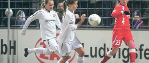 Doppelte Torschützin. Nadine Keßler  hier verfolgt von Anne Vikre  zeigte gestern im Karl-Liebknecht-Stadion eine überzeugende Leistung und traf zweimal für die Potsdamerinnen.