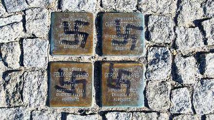 Schmierig. Morddrohung an Häuserwand und geschändete Stolpersteine.