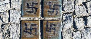 Schmierig. Morddrohung an Häuserwand und geschändete Stolpersteine.
