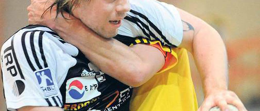 Harter Kampf. VfL-Rückraumspieler Lasse Kohnagel hatte mit insgesamt sechs Toren bedeutenden Anteil am knappen 33:31-Heimsieg der Potsdamer über den SV Anhalt Bernburg.