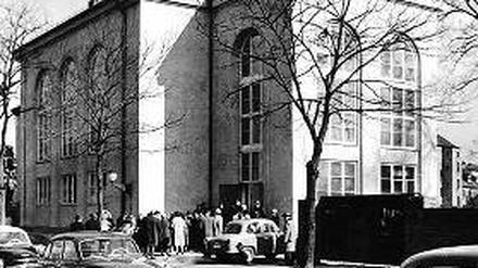 Gottesdienst im modernen Gewand. Pastor Michael Lefherz (l.) und Gemeindemitglied Alfred Schaper im schlichten Betsaal der Baptistenkapelle. Am 6. März 1960 wurde das Gebäude eingeweiht (o. r.), erbaut aus den Ruinen der Kapelle des Großen Militärwaisenhauses (u. r.).