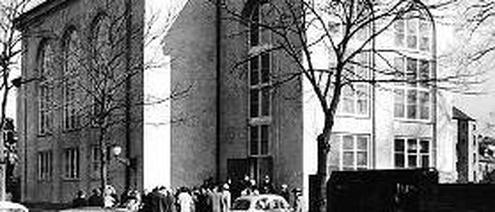 Gottesdienst im modernen Gewand. Pastor Michael Lefherz (l.) und Gemeindemitglied Alfred Schaper im schlichten Betsaal der Baptistenkapelle. Am 6. März 1960 wurde das Gebäude eingeweiht (o. r.), erbaut aus den Ruinen der Kapelle des Großen Militärwaisenhauses (u. r.).