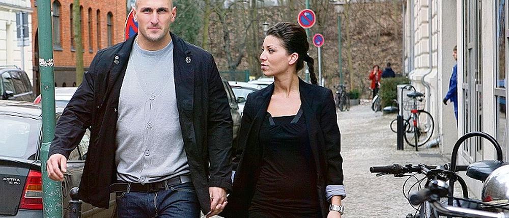 Wieder zu Hause. Kevin Kuske gestern in Potsdam mit seiner Verlobten Vassiliki sowie beim Mittagessen mit Ministerpräsident Matthias Platzeck und Andreas Barucha (rechts oben), den Freundin Anja und Bruder Stefan in Tegel begrüßt hatten (rechts unten).