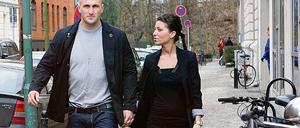 Wieder zu Hause. Kevin Kuske gestern in Potsdam mit seiner Verlobten Vassiliki sowie beim Mittagessen mit Ministerpräsident Matthias Platzeck und Andreas Barucha (rechts oben), den Freundin Anja und Bruder Stefan in Tegel begrüßt hatten (rechts unten).