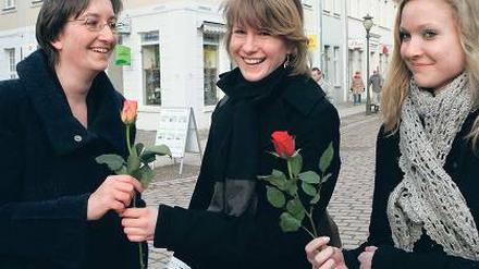 Von Frau zu Frau: Klara Geywitz (li.) überreicht Frauentagsgrüße.
