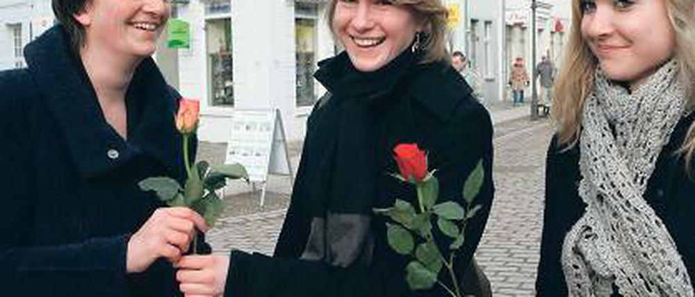 Von Frau zu Frau: Klara Geywitz (li.) überreicht Frauentagsgrüße.