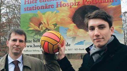 Wasserball für die gute Sache. Hoffbauer-Stiftungschef Frank Hohn (l.) war über das Benefizspiel-Angebot von OSC-Teamkapitän Jacob Drachenberg überrascht.