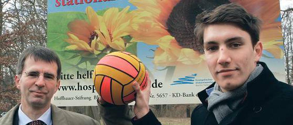 Wasserball für die gute Sache. Hoffbauer-Stiftungschef Frank Hohn (l.) war über das Benefizspiel-Angebot von OSC-Teamkapitän Jacob Drachenberg überrascht.