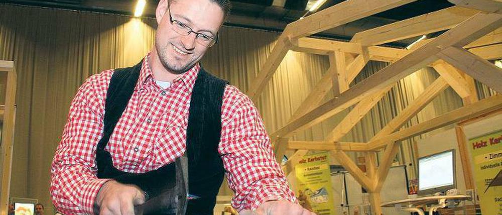 Handwerk in der Halle. Zu den über 180 Ausstellern auf der PotsdamBau gehört auch der Potsdamer Dachdeckermeister Jörg Kannenberg, der Besuchern gern demonstriert, wie Dachschindeln auf die richtige Länge gebracht werden.