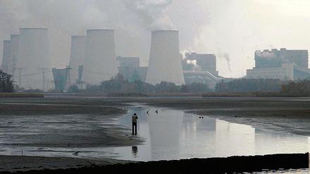 Versorgungsfall. Für das Braunkohlekraftwerk Jänschwalde baut Vattenfall die Kohle im nahen Tagebau ab.