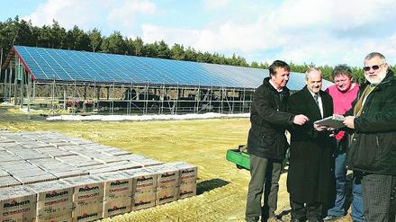 Eile war geboten: Das Dach und die Solaranlage sind bereits fertig die Spargelhalle darunter muss erst noch ausgebaut werden. Über die nächsten Schritte sprachen Bauherr Jürgen Jakobs, Bürgermeister Thomas Wardin, Elektromeister Lutz Briese und Eonedis-Regionalbereichsleiter Burghard Heppke (v.l.).