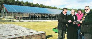 Eile war geboten: Das Dach und die Solaranlage sind bereits fertig  die Spargelhalle darunter muss erst noch ausgebaut werden. Über die nächsten Schritte sprachen Bauherr Jürgen Jakobs, Bürgermeister Thomas Wardin, Elektromeister Lutz Briese und Eonedis-Regionalbereichsleiter Burghard Heppke (v.l.).