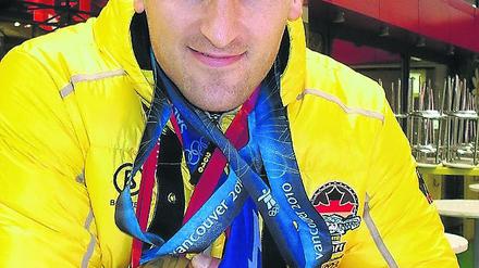 Sieger-Typ. Kevin Kuske (31) aus Potsdam gewann als Bob-Anschieber Olympia-Gold 2002 in Salt Lake City (unten Mitte) und 2006 Turin (unten rechts und links) sowie jetzt in Vancouver-Whistler Gold (oben links) und Silber (rechts).