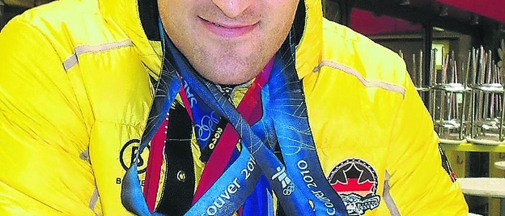Sieger-Typ. Kevin Kuske (31) aus Potsdam gewann als Bob-Anschieber Olympia-Gold 2002 in Salt Lake City (unten Mitte) und 2006 Turin (unten rechts und links) sowie jetzt in Vancouver-Whistler Gold (oben links) und Silber (rechts).