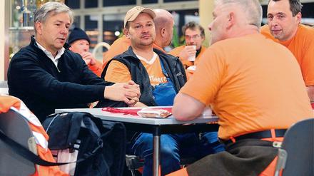 Frühaufsteher. Klaus Wowereit um 6 Uhr im Gespräch mit den BSR-Leuten.