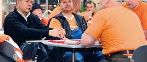 Frühaufsteher. Klaus Wowereit um 6 Uhr im Gespräch mit den BSR-Leuten.