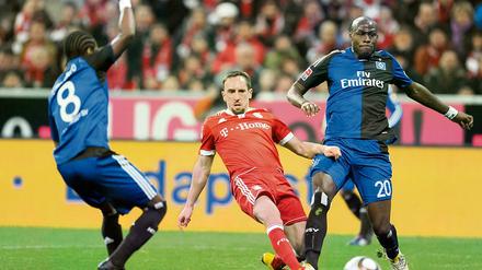 Siegtorschütze. Franck Ribery vom FC Bayern München kämpft hier mit Guy Demel (rechts) vom Hamburger SV um den Ball.