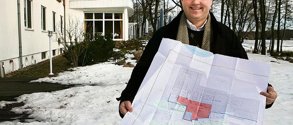 Anbau. Burkhard Scholz wird sein Inselhotel um einen neuen Wellnessbereich und Außenpool (roter Bereich) erweitern.