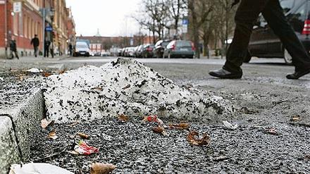Schmuddelige Hinterlassenschaften. Bis Ostern will die Stadt alle Überreste des Winters, wie zermatschte Silvesterböller oder dreckige Schneehaufen, beseitigt haben.
