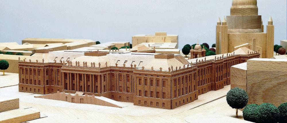 Außen Schloss, innen Landtag. Das Modell für den Neubau nach einem Entwurf des Architekten Peter Kulka. Der Landtag wird das bislang größte Einzelbauvorhaben des Landes. Am 25. März beginnen die Bauarbeiten.