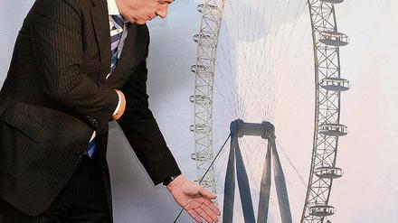 Ein Riesending. Klaus Wowereit präsentierte die Pläne für das große Aussichtsrad vor zwei Jahren beim Spatenstich für den neuen Wirtschaftshof des Zoos, an dessen altem Standort das Millionenprojekt entstehen sollte.
