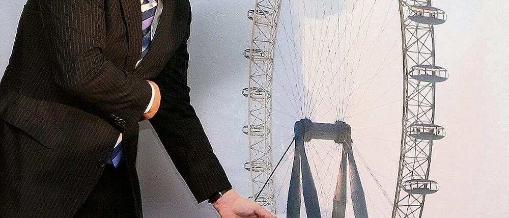 Ein Riesending. Klaus Wowereit präsentierte die Pläne für das große Aussichtsrad vor zwei Jahren beim Spatenstich für den neuen Wirtschaftshof des Zoos, an dessen altem Standort das Millionenprojekt entstehen sollte.