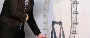 Ein Riesending. Klaus Wowereit präsentierte die Pläne für das große Aussichtsrad vor zwei Jahren beim Spatenstich für den neuen Wirtschaftshof des Zoos, an dessen altem Standort das Millionenprojekt entstehen sollte.