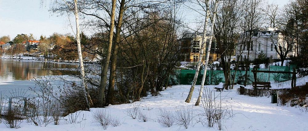 Ein Fall für Berlin. Während die See-Anrainer, die den Weg am Griebnitzsee-Ufer sperrten, die Entscheidung der Bundespolitik kritisch sehen, keimt bei der Potsdamer Stadtverwaltung und bei der Bürgerinitiative Hoffnung auf einen freien Uferweg.
